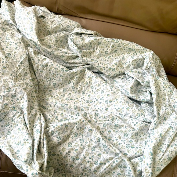 Beautiful queen bed sheet - Picture 2 of 5